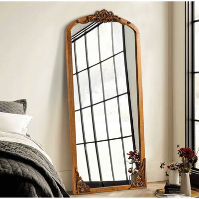 Miroir de sol sculpté en bois massif de forme arquée sur toute la longueur