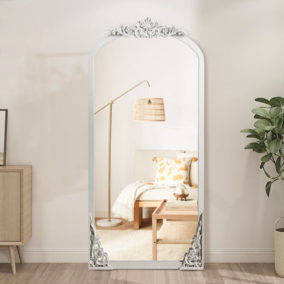 Miroir de sol sculpté en bois massif de forme arquée sur toute la longueur