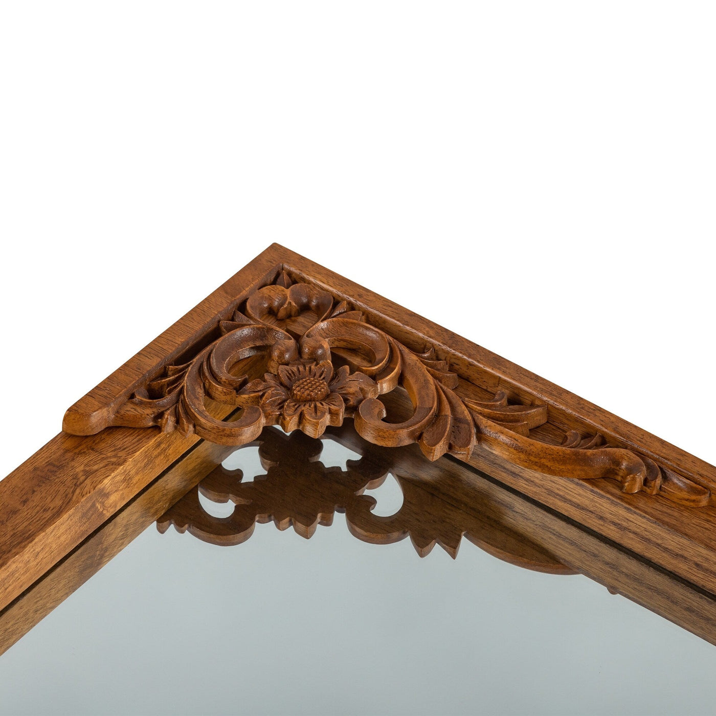 Miroir de sol sculpté en bois massif de forme arquée sur toute la longueur