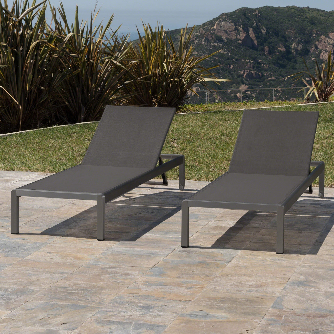 Chaise longue d'extérieur en aluminium Cape Coral (lot de 2) par Christopher Knight Home - 77,56 po x 25,20 po x 11,80 po