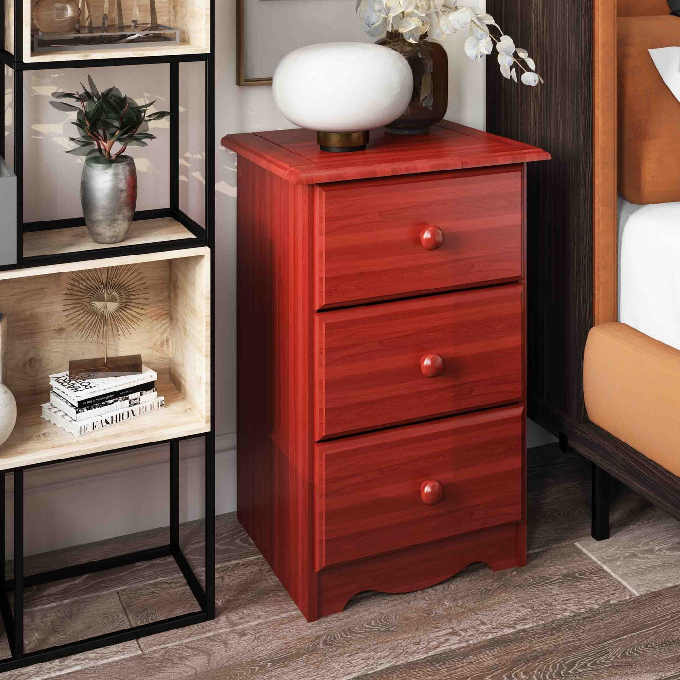 Table de chevet 3 tiroirs 100 % bois massif de Palace Imports avec boutons en métal ou en bois