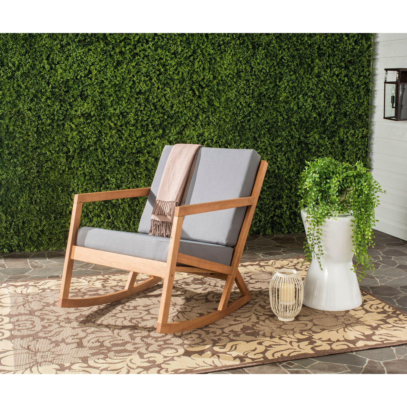 Chaise à bascule d'extérieur Makaila de SAFAVIEH avec coussin - 26 L x 31 P x 38 H